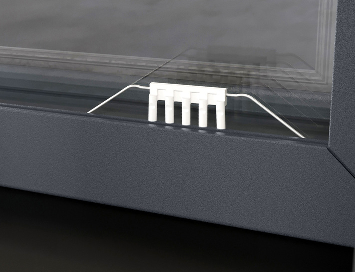 Die
GSF lässt sich bei Fensterflügeln und im
Blendrahmen von Festverglasungen einsetzen, die Anbringung erfolgt unsichtbar