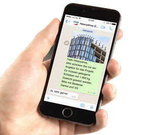 Das kennt jeder Handwerker, plötzlich geht nichts mehr auf der Baustelle, da ein Gerät ausfällt, ein Ersatzteil fehlt oder man Hilfe bei der Bedienung des Hebegeräts braucht. Hier hilft jetzt der WhatsApp Service von Heavydrive: Einfach eine Nachricht per WhatsApp schicken an (+49) 171/3407406, am besten mit Foto der Baustellen-Situation. In der Regel erhalten erhält man werktags (7-17 Uhr) in wenigen Minuten eine Antwort. Der Heavydrive WhatsApp-Service steht rund um die Uhr zur Verfügung und ist weltweit kostenlos.