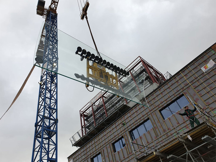 Montage von 900 kg schweren, gebogenen Scheiben mit Heavydrive Sauganlage in Frankreich