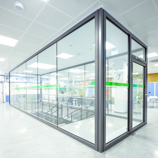 Die Brandschutzlösung  Contraflam Structure 30 Vetrogard RC2/RC4  von Vetrotech erfüllt die Anforderungen für Flucht- und für Verkehrswege und bietet so eine optimierte Verkehrssicherheit. 