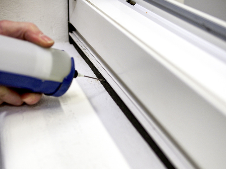 Der „Hanno-Injektionsklotz“ wird in fertig montierte Fugendichtbänder injiziert, erzeugt druckfeste Verklotzungen und vereinfacht so die Montage. - © Foto: Hanno Werk GmbH & Co. KG
