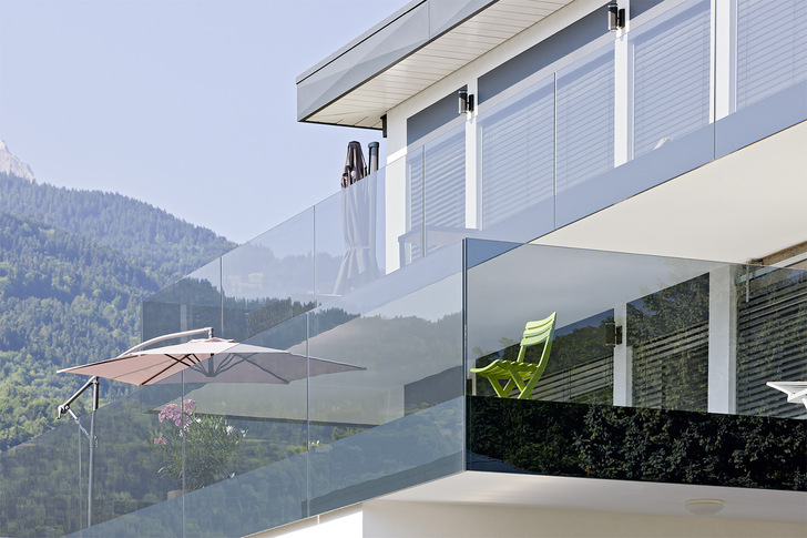 Ob Renovation oder Neubau, das flächenbündige Ganzglasgeländersystem Swissrailing Flat von Glas Trösch eignet sich für alle Gebäudearten. 