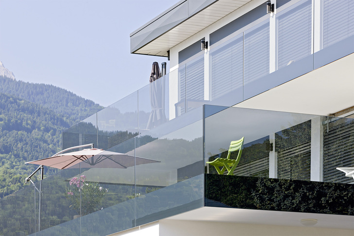 Ob Renovation oder Neubau, das flächenbündige Ganzglasgeländersystem Swissrailing Flat von Glas Trösch eignet sich für alle Gebäudearten. - © Foto: Glas Trösch
