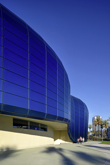 Im „Aquarium of the Pacific“ in Long Beach (USA) kommen blau schimmernde 3-fach-VSG-Scheiben mit SentryGlas Folien zum Einsatz.