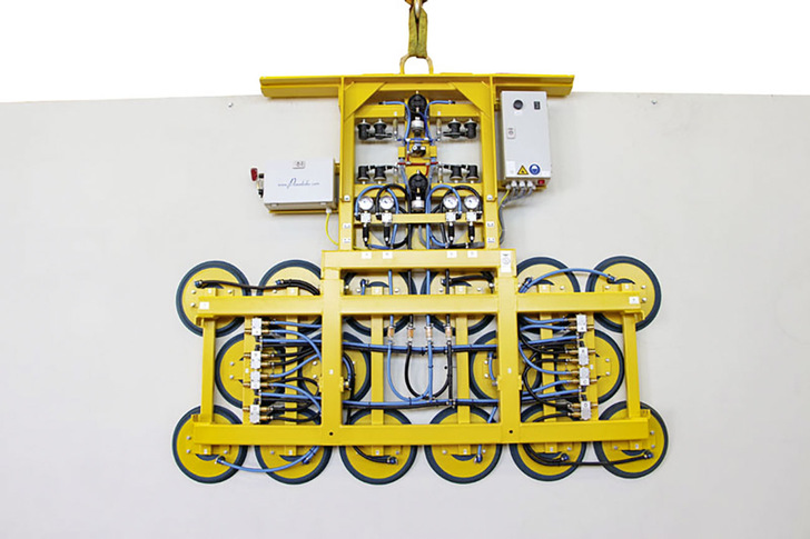 Beim Belastungstest im Wrk von Pannkoke hielt der Vakuumheber Kombi 7411-VT6-SO spielend leicht eine 5000kg schwere Stahlplatte.