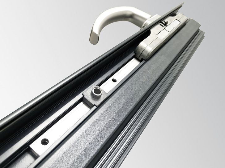 Auf der Flügelseite das gleiche Spiel wie im Rahmen: Mit einem Klick sitzt der Magnet auf der Schiebestange.