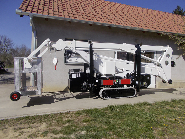 Aufgrund der kompakten ﻿Bauweise und dem kraftvollen Gummikette﻿nantrieb ist der TGT HighCrane 1000 sehr flexibel und lässt sich sogar auf einem 3,5 t Anhänger transportieren. Hier ein Modell mit Korb.