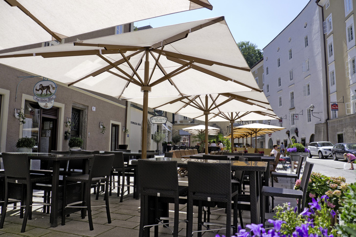 Bereits vier Quadratmeter Acryl Pro Nature beseitigen den Stickstoffoxid-Ausstoß eines PKWs mit einer Fahrleistung von 20.000 Kilometer pro Jahr. 