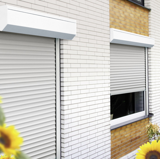 Schellenberg fertigt die Vorbaurollläden nach individuellen Wünschen und Einbausituationen, auch mit Extras, wie beispielsweise Rollladenmotoren.