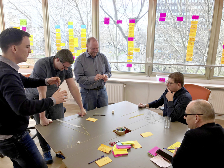 Teamarbeit beim Workshop in Berlin: Kreative Arbeitsweisen förderten neue Ansätze sowie wichtige Erkenntnisse zutage. Das interdisziplinäre -Team setzte sich an drei Tagen intensiv mit der digitalen Zukunft des Unternehmens auseinander.