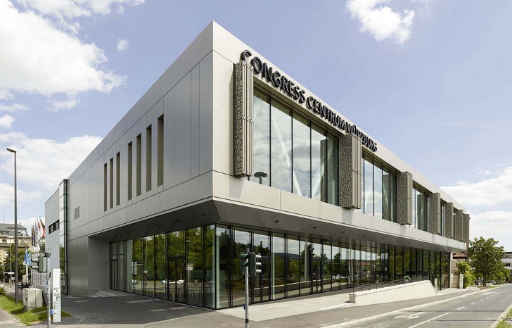 Die neue Fassade am Main wurde aus Glas und Metall gestaltet, sie ist offen und einladend.