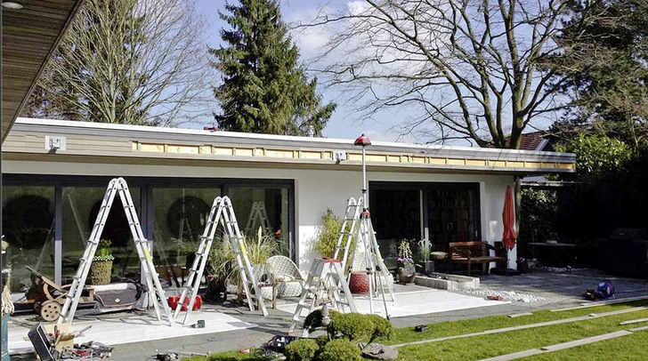 Auch wenn die Leiterauswahl für die Montagearbeiten trefflich gewählt wurde, so wird es spätestens beim Einhängen der Markise problematisch, weil zulässige Lasten auf der Leiter überschritten werden.