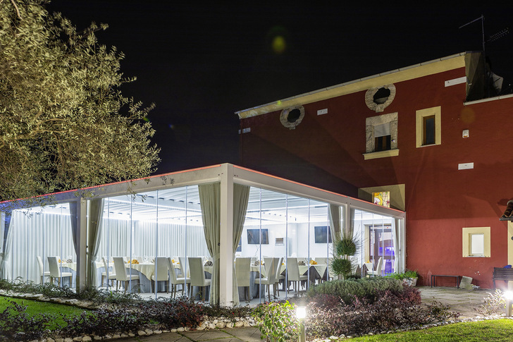 Das Pergoladach Isola 3 passt sich auch in den Abendstunden harmonisch in den Garten des Restaurants Casale da Renatone ein.