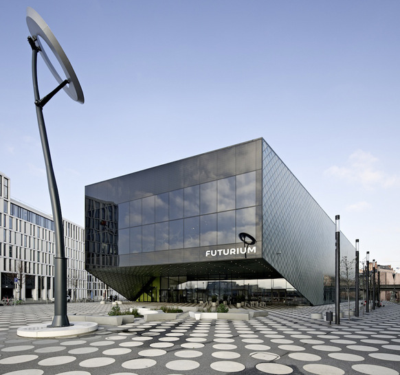 Das Futurium in Berlin ist ein sehr spezieller Entwurf. Das gilt auch für die eingesetzten Bauelemente und Bauteile. Bei den Beschlägen kommen Systeme von FSB zum Einsatz. 
