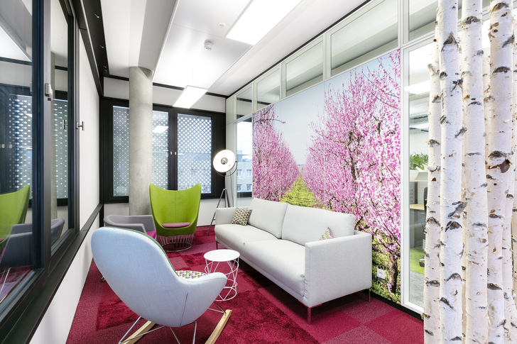 Die Teamflächen im neuen „Campus Ost“ der Fiducia & GAD IT AG sind farbenfroh mit großformatigen Bildmotiven auf den Wänden gestaltet und mit thematisch passenden Möbeln ausgestattet. 