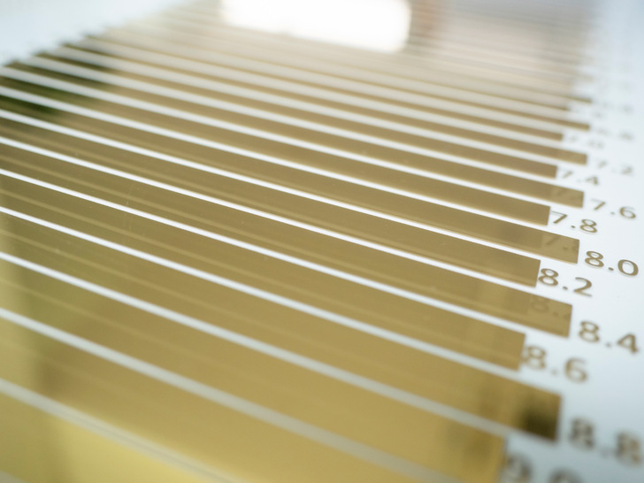 Geschützter Golddruck: Der Edelmetall-Druck wird im Laminat verbaut, bleibt so vor mechanischen Einflüssen geschützt und behält damit seinen speziellen Glanz.