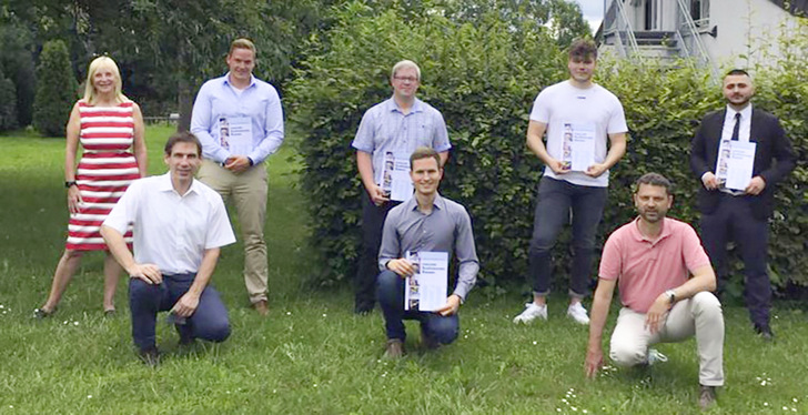 Hier die diesjährigen erfolgreichen Absolventen des Technikerkurses (v. l. oben): Klassenlehrerin Karin Kuban-Scheel, Philip Reimer, Adrian Meier, Michael Rörig, Fatih Ercicek; (u.): Holger Schmidt (StD), Philipp Albert, Burkhard Meuser (StD). - © Foto: Glasfachschule Hadamar / Burkhard Meuser
