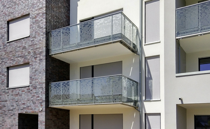 Als Gestaltungselement wurden die Balkongläser mittels Siebdruck veredelt.