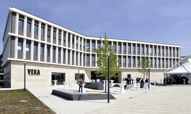 Kunststofffenster in den oberen Etagen sind außen mit Spectral veredelt. Die Farbe der Fassadengestaltung wird dabei durch den gewählten Ton Umbra aufgegriffen. - © Foto: Daniel Mund / GLASWELT
