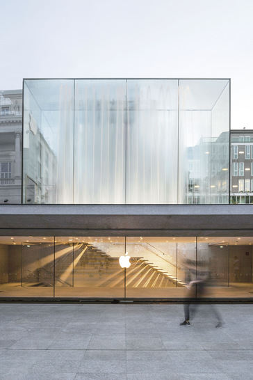 Die Glasbox des Apple Store in Mailand besteht aus je 4 Fassaden­gläsern pro Seite. Diese sind nicht durch Edelstahl-Halterungen verbunden, sondern lediglich durch eine Silikonverklebung.