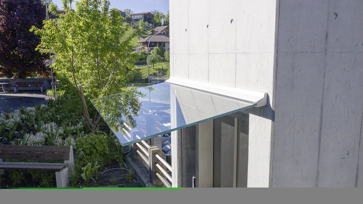 Die Neigung des filigranen, transparenten Vordachs Swissroof Free von Glas Trösch beträgt im Regelfall 10°. - © Foto: Glas Trösch
