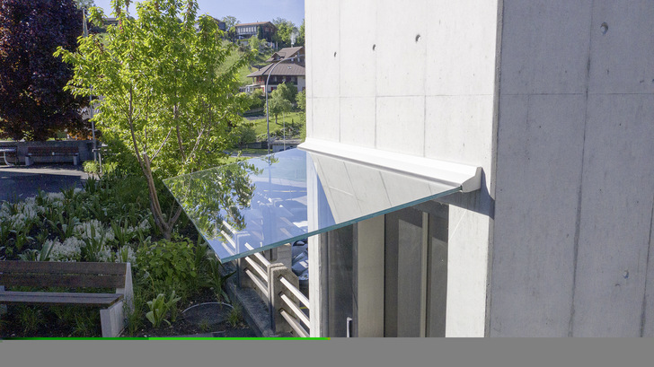 Die Neigung des filigranen, transparenten Vordachs Swissroof Free von Glas Trösch beträgt im Regelfall 10°.