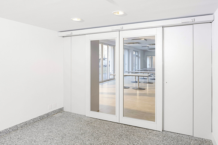 Das automatische Schiebetürsystem Geze Slimdrive SL NT ist ideal, wenn große Türflügel zu bewegen sind und Bauelemente schmal und filigran wirken müssen.