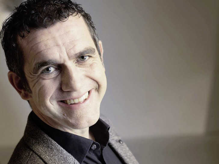 Armin Leinen ist Experte für gelebte Kundenbe­geisterung im Handwerk und insbesondere für den Ausbau der Kunden-Marke und Arbeitgeber-Marke im Verkauf und der Montage von Bauelementen. Er gibt seine langjährigen praktischen Erfahrungen anhand erfolgreicher Referenzunternehmen in Impulsvorträgen auf Händler- oder Fachtagungen sowie in Schulungen für Händler und Handwerks­betriebe authentisch, motivierend und vor allem umsetzbar weiter. Weitere Infos und zahlreiche Referenzen unter www.arminleinen.com.