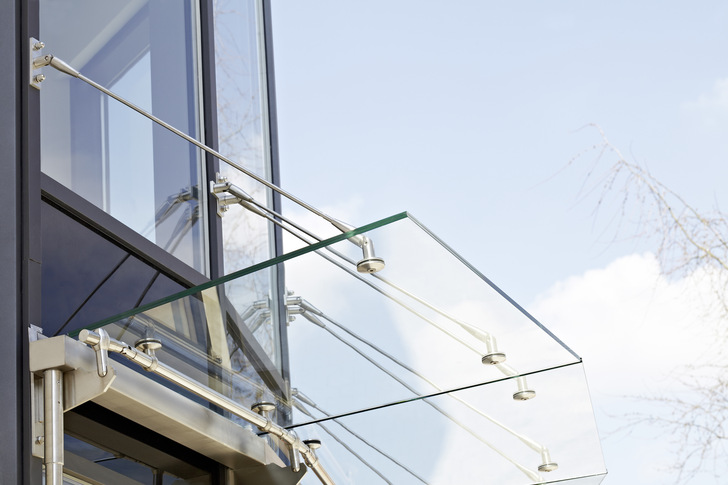 Die iQ-Bausystem GmbH bietet eine Vielzahl an unterschiedlichen Vordachlösungen für Fassaden an. - © Foto: iQ-Bausystem GmbH
