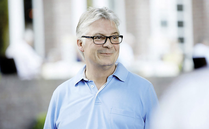 Vor fast 40 Jahren gründete Klaus Gayko das Unternehmen und expandierte seitdem kontinuierlich, sodass inzwischen über 200 Mitarbeiter auf einer Produktionsfläche von über 18 000 m² täglich Fenster und Türen herstellen.