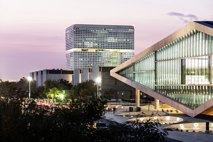 Optischer Blickfang: Die aufgestützten Gebäudeecken geben der Fassade die äußere Form eines Diamanten.