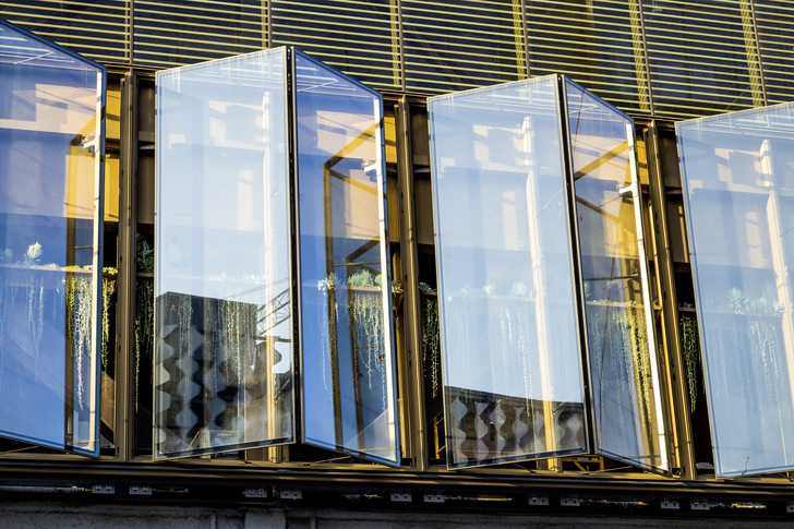 Gartner hat für das Uber Gebäude von oben abgehängte Ausstellfenster entwickelt. Diese bestehen aus zwei Flügeln von je 1,5 m Breite, die durch Faltscharniere miteinander verbunden sind.