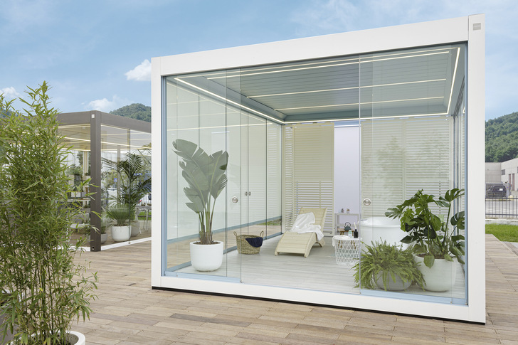 Einen Raum im Außenbereich so zu gestalten, dass Menschen auch in dem Raum leben können, will das italienische Unternehmen Corradi mit dem neuesten Produkt Imago ermöglichen. - © Foto: Corradi

