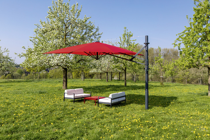 Der eigene Garten rückt in der Corona-Zeit immer mehr in den Fokus und wird zu einer Art Wohlfühl-Oase oder Freiluft-Wohnzimmer. Auf diesen Trend reagiert Bahama und stellt den neuen Freiarmschirm Jumbrella outSide vor.