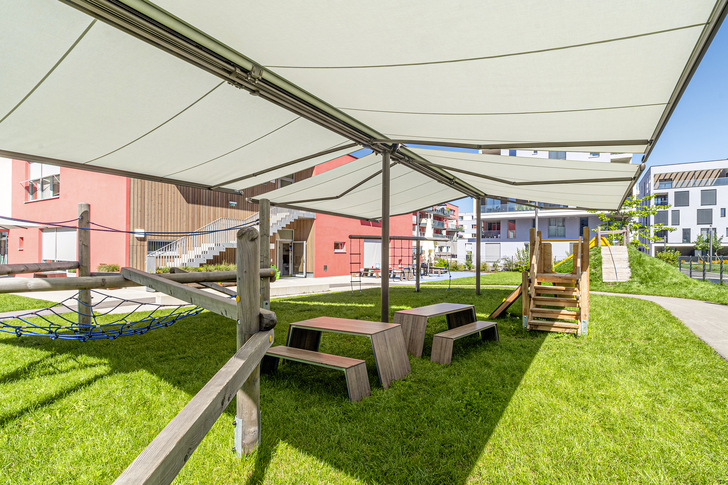 Ein aktuelles Beispiel wie Spielflächen draußen vor Sonne geschützt werden können, ist der Kindergarten Riedenburg in Salzburg. Für jede räumliche Situation entwickelt man ein individuelles Konzept.