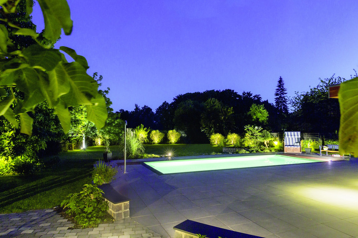 Ein großer Vorteil von einem Smart-Home-System im Outdoor-Bereich ist, dass mit bestimmten Szenarien die Lampen im Garten nur brennen, wenn sie wirklich gebraucht werden.