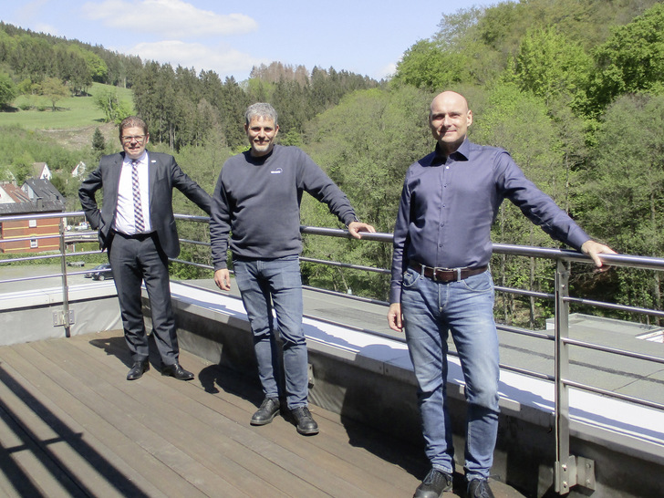 Über das positive Ergebnis der Re-Zertifizierung „mit Abstand“ von Boris Glück (TÜV-Nord Cert GmbH, Mitte) freuen sich SELVE-Geschäftsführer Andreas Böck (l.) sowie QS-Leiter Jörg Altenberg (r.).