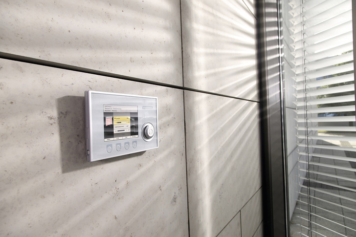 Automatisierte Sonnenschutzsysteme können bei optimalen Tageslicht im Raum den Heizwärmebedarf sowie die Kühllasten nachhaltig senken. - © Foto: Warema
