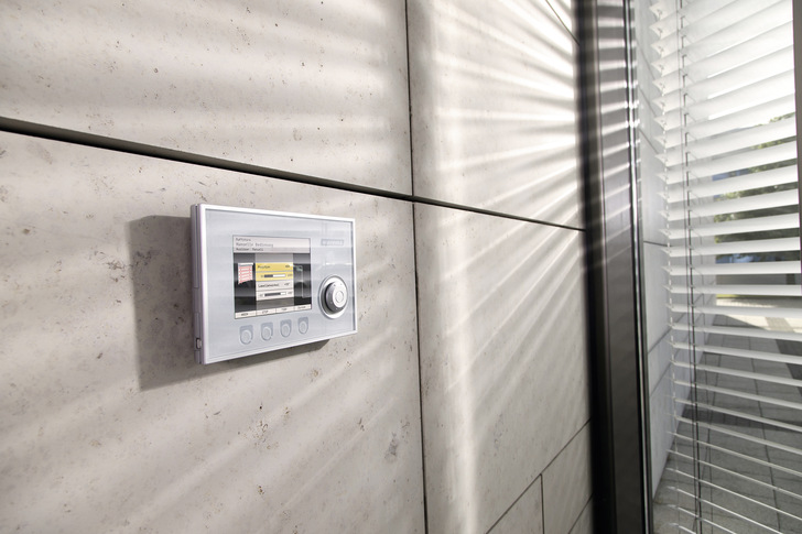 Automatisierte Sonnenschutzsysteme können bei optimalen Tageslicht im Raum den Heizwärmebedarf sowie die Kühllasten nachhaltig senken.