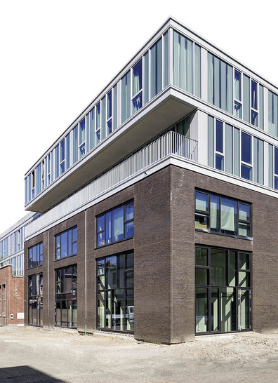 Für die Fassade des Clouth 104 war den Architekten ein neutral, gering reflektierendes Fassadenglas wichtig. - © Foto: Jens Kirchner, Düsseldorf
