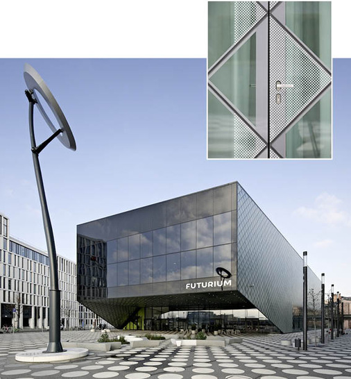 Das Futurium in Berlin ist ein besonderer Bau bis hin ins Details. Dies umfasst auch die Türbeschläge. Hier fiel die Wahl der Architekten auf die Produktfamlie FSB 1045, die in Haptik und Ästhetik zu den offen gestalteten Räumlichkeiten passen. - © Foto: FSB
