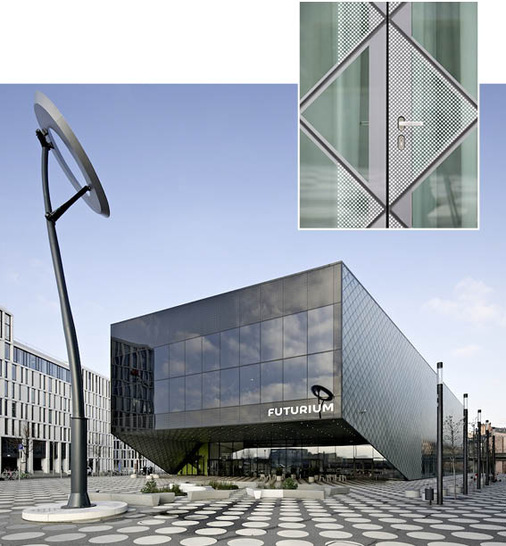 Das Futurium in Berlin ist ein besonderer Bau bis hin ins Details. Dies umfasst auch die Türbeschläge. Hier fiel die Wahl der Architekten auf die Produktfamlie FSB 1045, die in Haptik und Ästhetik zu den offen gestalteten Räumlichkeiten passen.