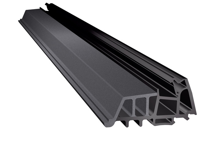 Das Bild zeigt ein für ein europäisches Aluminium­systemhaus entwickeltes Blendrahmendicht­profil aus TPE, das mit geschäumten Bereichen u. a. einen überdurchschnittlichen Wärmedämmwert biete.