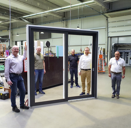 Hans Neumeier (Vetrieb Stemeseder), Martin Willing (Leitung Verkaufssachbearbeitung Ventana), Rolf Rimbach (Key Account Manager Deutschland Profine), Daniel Lechtenberg (Leitung Vertrieb und Marketing Ventana) ,Gerhard Schreder (Head of Product Market Management Sales Area 2 Profine) bei der ersten fertigen PremiDoor 76 Unity.