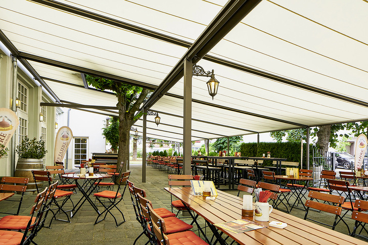 Bei der Gestaltung der Markisenanlagen wurde darauf geachtet mit möglichst sinnvollen Feldgrößen zu arbeiten, um die Stützenzahl auf ein Minimum zu beschränken.