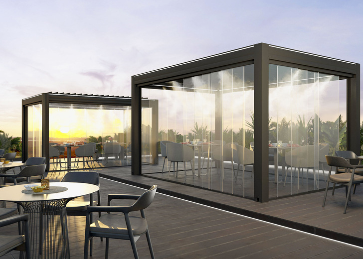 Im Sommer können Mischungen mit bestimmten Ölen wie Zitronengras hergestellt und zerstäubt werden, die helfen, Mücken fernzuhalten.