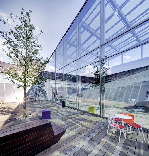 Effektiven Sonnenschutz bei klarer Durchsicht bieten das neue SGG Cool-Lite SKN 183 und seine vorspannbare Variante SGG Cool-Lite SKN 183 II.