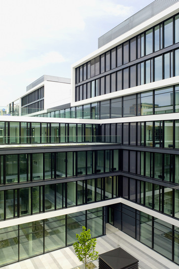 Stark in der Fassade: Das Sonnenschutz-Isolierglas Infrastop Q 60 25  ist in An- und Durchsicht sehr neutral und erfüllt die Anforderungen eines farbneutralen, gering reflektierenden Fassadenglases.