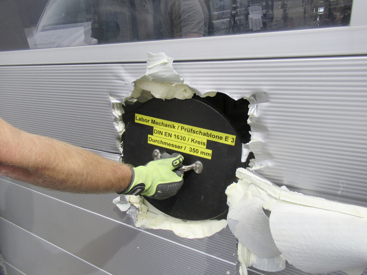 K.-o.-Kriterium bei der Torprüfung: durchgangsfähige Öffnung nach Flächenangriff.