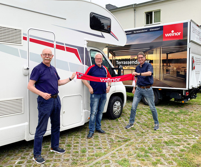 Mit dem Wohnmobil vorgefahren: Joachim Burg (li.) und Weinor-Außendienstkollege Frank Rathge (re.) bei Michael Kirsch in Mühlenbeck bei Berlin.